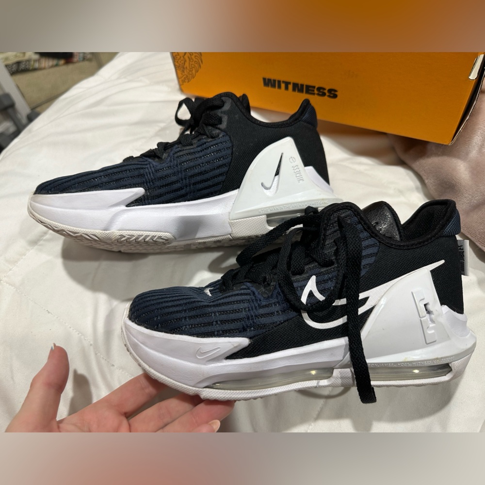 Nike LeBron Witness VI (GS) - 4.5 Big Kid